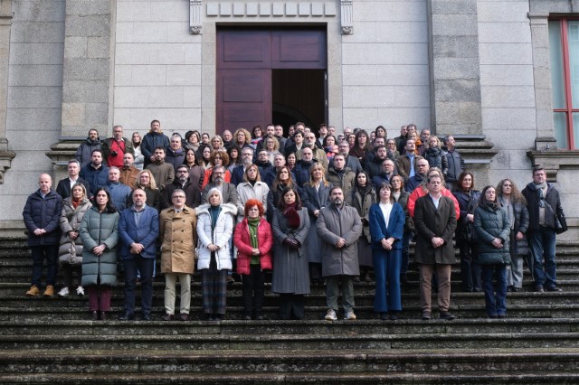 Minuto de silencio no Parlamento en memoria das vítimas do accidente ferroviario en Adamuz